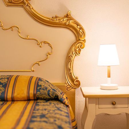Ca' Leoncino - Venice Canal Front Apartment 外观 照片